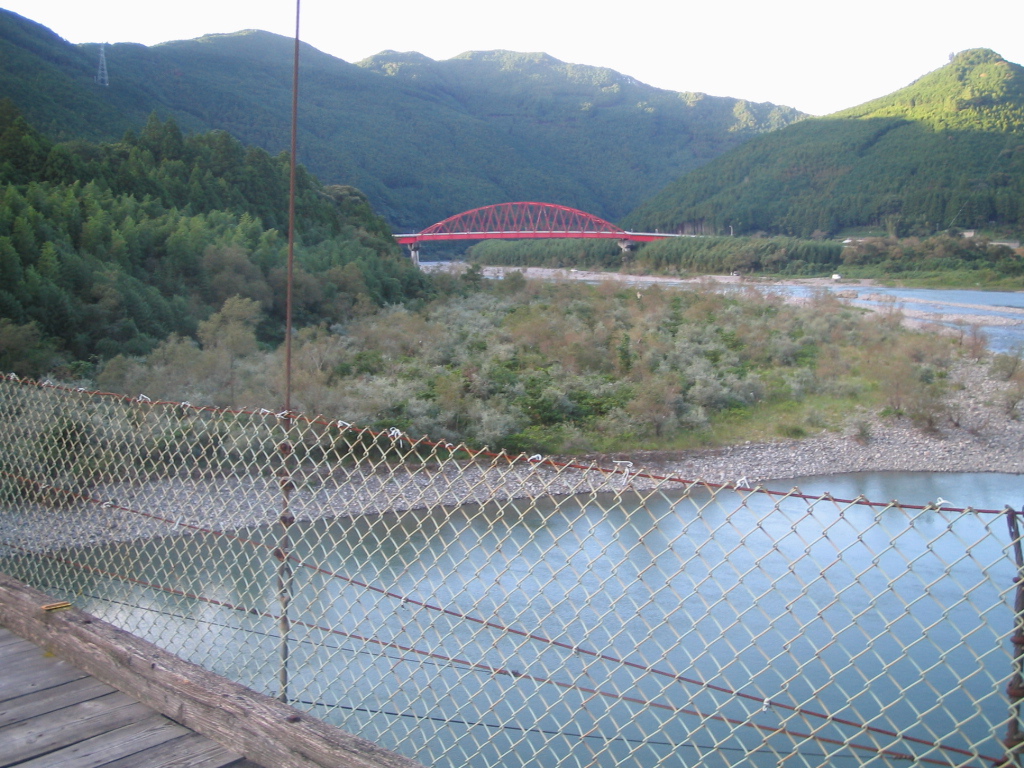 赤いのは雲名橋
