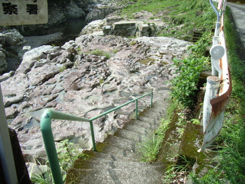 河原に降りる階段