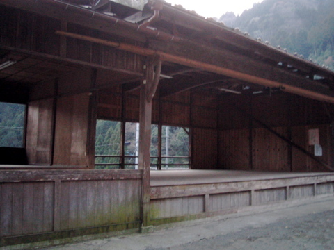 神社の向かいに
