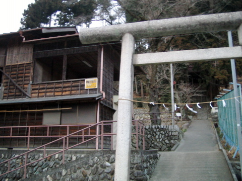 鳥居下から振り返って
