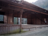神社の向かいに